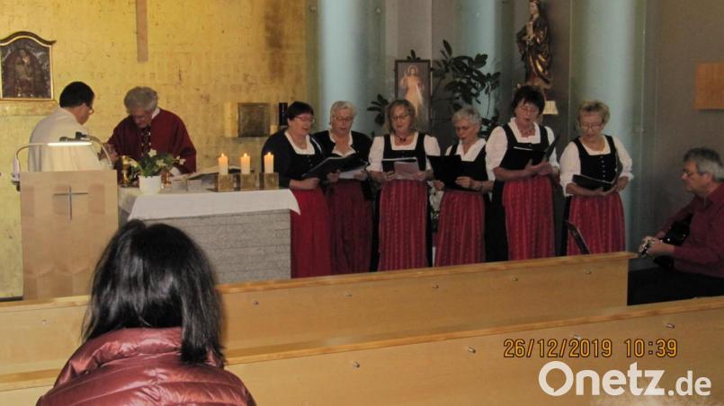 Die Gesangsgruppe des OWV gestaltete wieder die Messe am zweiten Weihnachtsfeiertag im BRK-Seniorenheim. Bild: hä