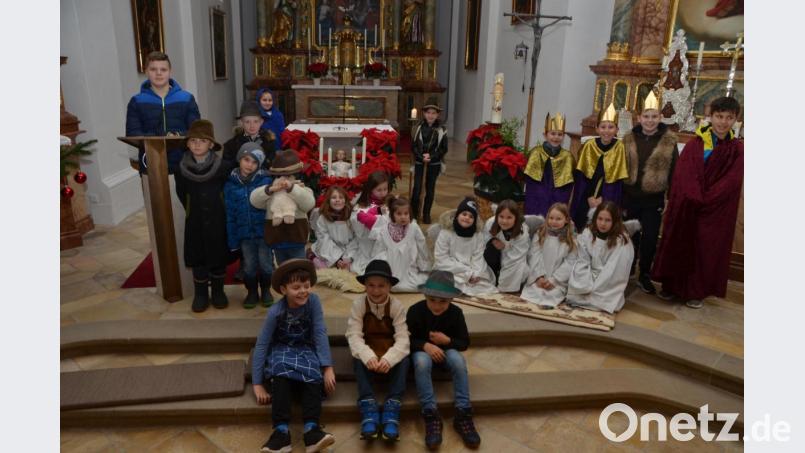 Obwohl draußen vor der Kirche die Regentropfen ans Fenster trommelten, wurde es in der Böhmischbrucker Pfarrkirche weihnachtlich, denn die Mädchen und Buben spielten die Geschichte &quot;Jesu Geburt&quot; nach. Bild: dob