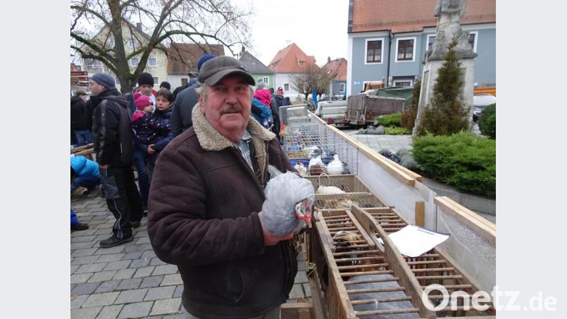 Alois Gruber aus Unterneuhaus hatte Perlhühner im Angebot. Bild: hm