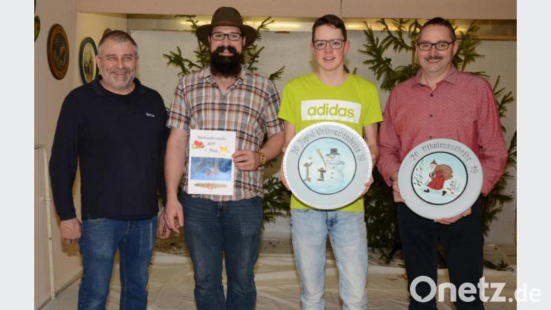 Nach dem Weihnachtsschießen beim Bruderbund (von links): Schützenmeister Werner Grünthaler, Weihnachtspreisgewinner Thomas Grädler, Jugendscheibensieger Tobias Herold und der Gewinner der Nikolausscheibe, Erwin Kolb. Bild: ker