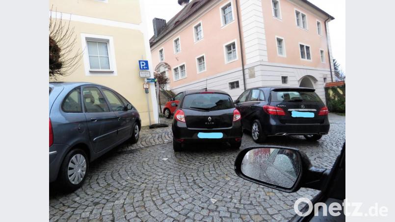 Regionaldekan Pfarrer Georg Flierl rügt die Falschparker. Bild: ubb