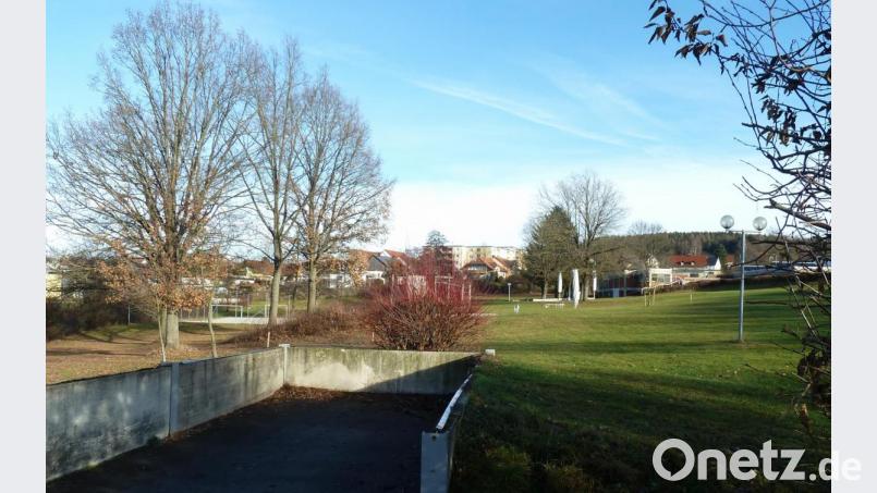 Der neue Kindergarten (50 Plätze) mit Krippe (24 Plätze) wird im unteren Bereich des Freibadareals errichtet. Der Bauantrag ist beim Landratsamt eingereicht. Überplant wird der bisherige Kompost-Platz bis Nähe Spielplatz. Bild: Portner