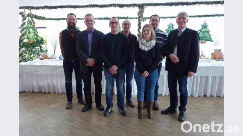 Am Amt für Ernährung, Landwirtschaft und Forsten Tirschenreuth gibt es einige neue Mitarbeiter: Personalratsvorsitzender Martin Wittmann und stellvertretender Behördenleiter Dirk Lüder (von links) begrüßten Thomas Hösl, Wolfgang Gleißner, Stefanie Lehner und Christian Magerl. Auch Behördenleiter Wolfgang Wenisch (rechts) wünschte einen guten Start. Bild: AELF/exb