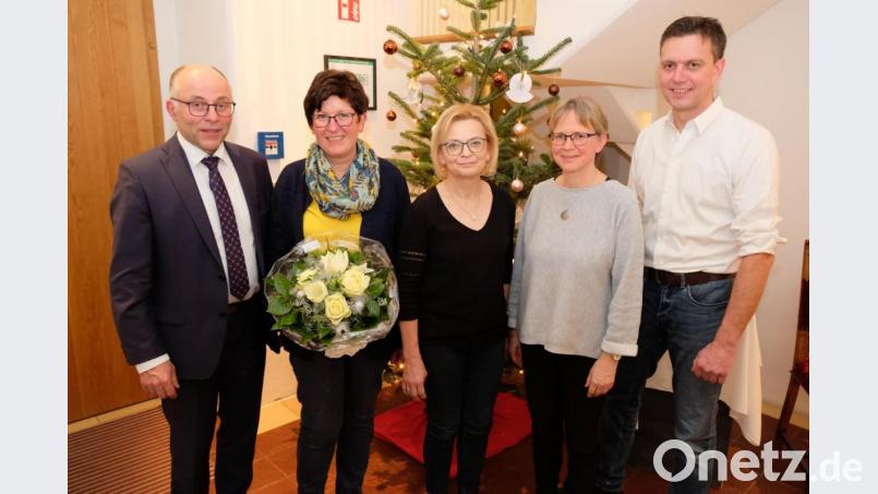Während Bürgermeister Albert Nickl beispielhaft die vorbildlichen Schul- und Kindergarteneinrichtungen lobt, würdigt sein Stellvertreter Roland Hörl das erfolgreiche Wirken des Bürgermeisters mit einem Genusskörberl. Blumen gibt es für die &quot;First-Lady&quot;. Im Bild (von links) Bürgermeister Albert Nickl, Ehefrau Lisa, Kita-Leiterin Waltraud Wagner, Schulrektorin Gabriele Bodner und zweiter Bürgermeister Roland Hörl. Bild: do