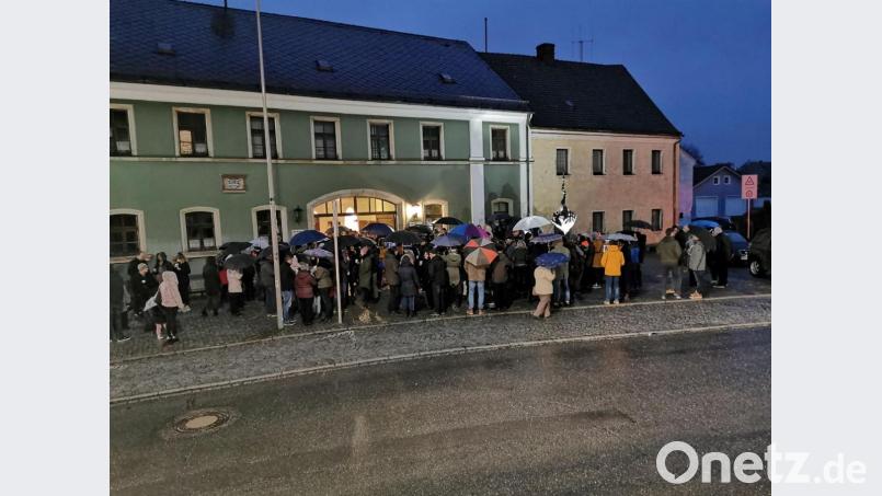 Trotz Nieselregen folgten zahlreiche Erwachsene und Kinder der Einladung zur musikalischen Verkostung. Bild: gz