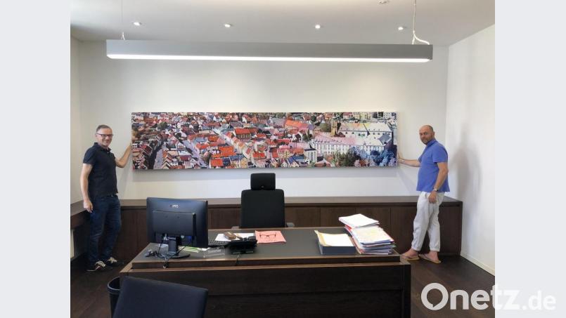 Das Bild für das Bürgermeister-Büro ist Ende August geliefert worden. Rechts Künstler Florian Thomas und Bernd Sommer, nachdem das Gemälde an der Wand hinter dem Arbeitsplatz des Rathauschefs aufgehängt wurde. Bild: exb