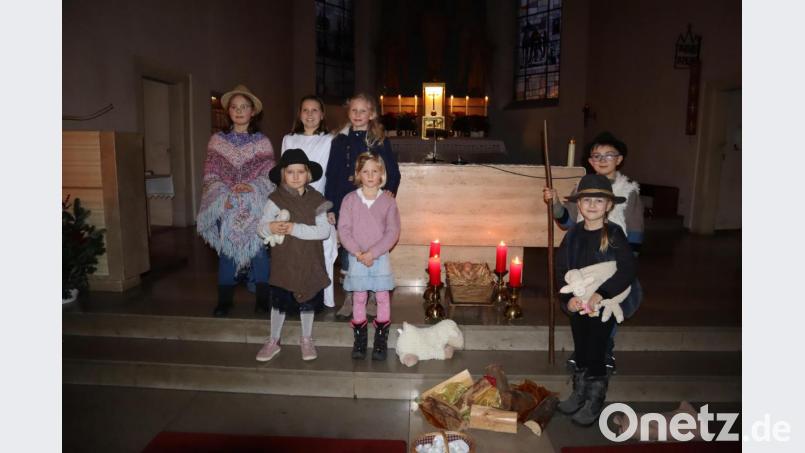 Das Krippenspiel gestaltete dieses Jahr Gemeindereferentin Gabriele Sieder mit den Kindern. Bild: wrm