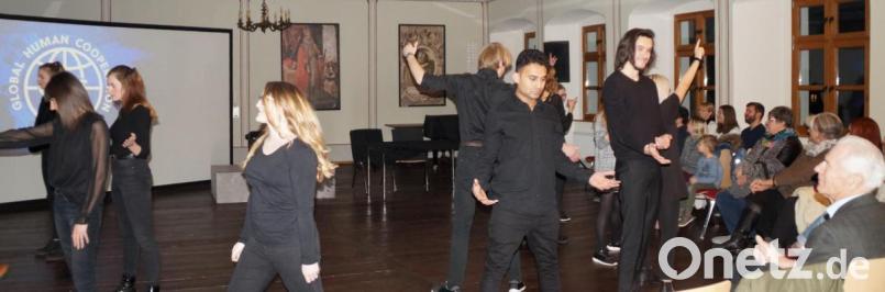 Mit enormer Intensität und voll engagiert spielten die jungen Schauspieler ihr selbsterarbeitetes Theaterstück. Bild: weu