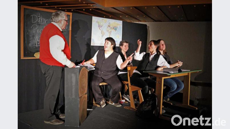 Claudia Wandzioch konnte heuer beim Wirtshaustheater bei der Szene aus der &quot;Feuerzangenbowle&quot; in ihre Lieblingsrolle schlüpfen und einen frechen Schüler darstellen. Bild: twi