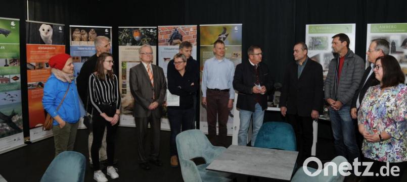 Bürgermeister Martin Preuß (Fünfter von rechts) und Florian Haas (Vierter von rechts) eröffnen die mit zahlreichen Bildtafeln und Informationen versehene Ausstellung, deren Ziel es ist, wieder mehr Gebäudebrüter in Amberg anzusiedeln. Bild: gf
