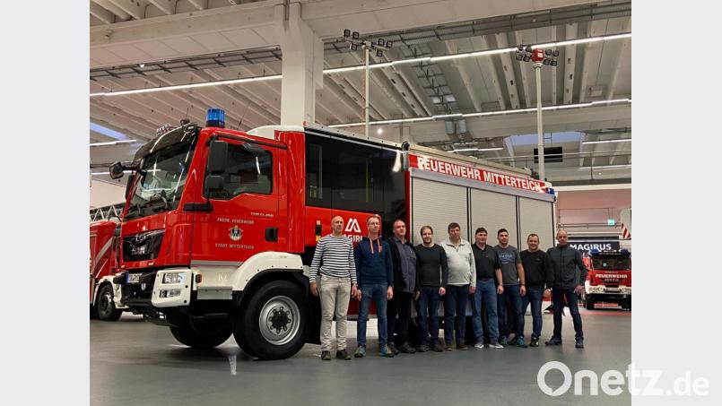 Eine neunköpfige Delegation der Feuerwehr Mitterteich holte das neue HLF 20 in Ulm ab. Bild: exb