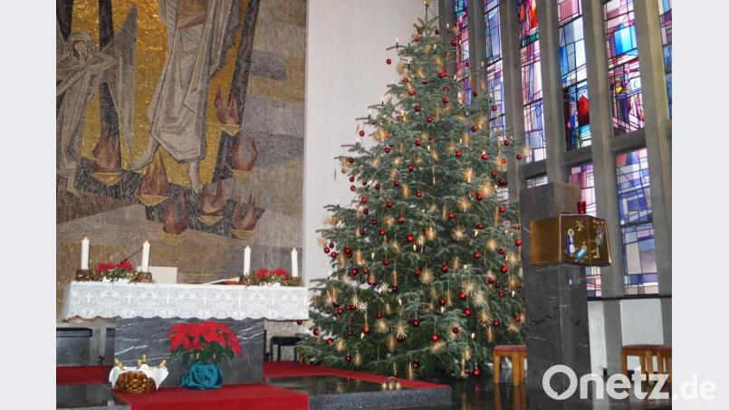In der Pfarrkirche Maria Königin in Schirmitz steht heuer der bisher größte Christbaum, den die Pfarrei je hatte. Die sechs Meter hohe Tanne ist prächtig geschmückt. Bild: du