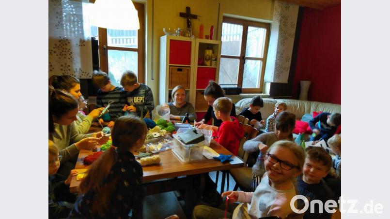 Große Mühe gaben sich die Kleinen beim Basteln von Geschenken für ihre Eltern. Bild: rfi