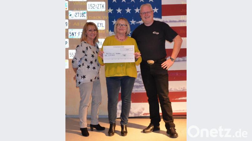 Beim allwöchentlichen Tanzabend überreichen Christine Pühl (links) und Rainer Pech (rechts) 250 Euro an Ulrike Weber von &quot;Dornrose&quot;. Der Verein &quot;Sonnenblicke Nordoberpfalz&quot; erhält ebenfalls 250 Euro. „Wir wollen dort helfen, wo wirklich Hilfe benötigt wird“, erklärt Vorsitzender Rainer Pech. Bild: lep