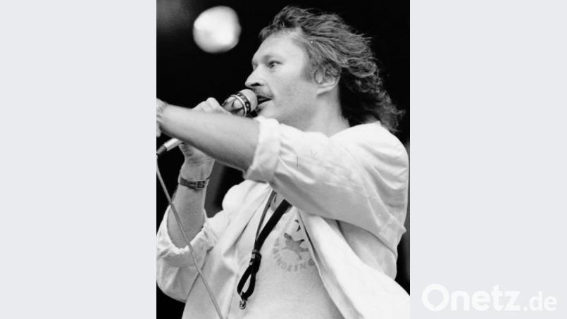 Im Sommer 1986 trat Hans-Jürgen Buchner mit seiner Band beim Anti-WAA-Festival auf. Über 100 000 Kernkraftgegner waren da. Archivbild: Gerhard Götz