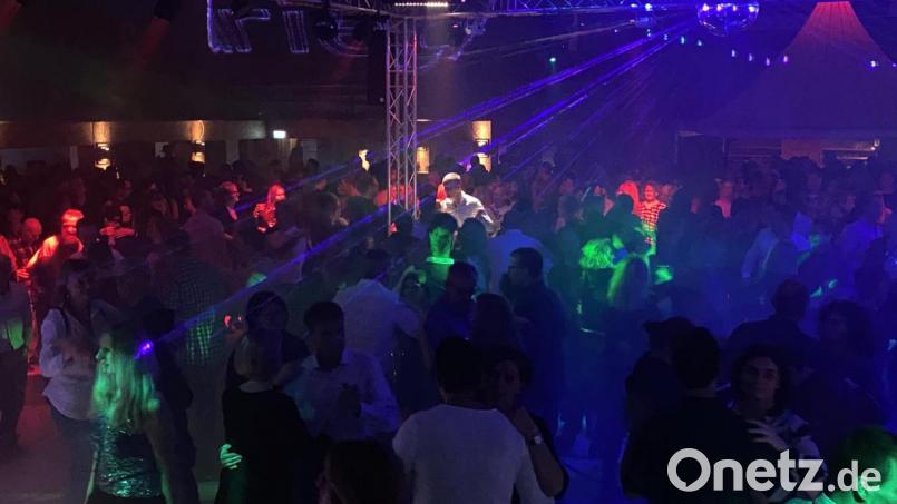 Die Partygänger haben auf &quot;Höllriegl&#039;s Weihnachtsparty&quot; mächtig Spaß. Bild: Kunz