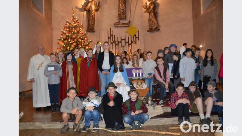 Ein Krippenspiel führten die Ministranten am Heiligen Abend in der Pfarrkirche auf.
Brechend voll war das Gotteshaus und den Kindern wurde das Warten auf das Christkind verkürzt. Bild: gi