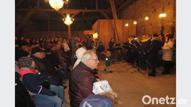 Schöne Lieder hatte Birgit Kneidl mit dem Chor Laudate für die besinnliche Andacht in der Halle in Wolframshof ausgewählt. Bild: jzk