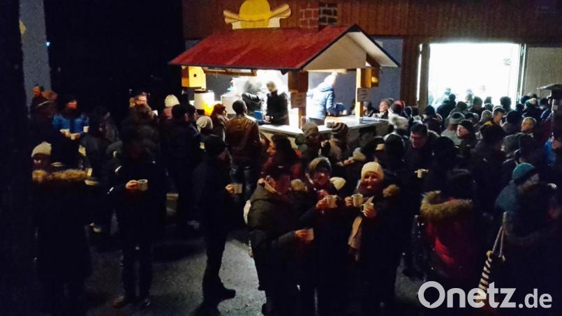 Rund 300 Besucher zieht zur Waldweihnacht in Hessenreuth. Den Umsätzen tut das keinen Abbruch und die Zahlen sprechen für sich: 90 Liter Glühwein, 270 Paar Bratwürste und 500 Stamperl Likör werden verkauft. Mit dem Verkaufserlös und den Spenden kommen 3882 Euro zusammen. Bild: mng