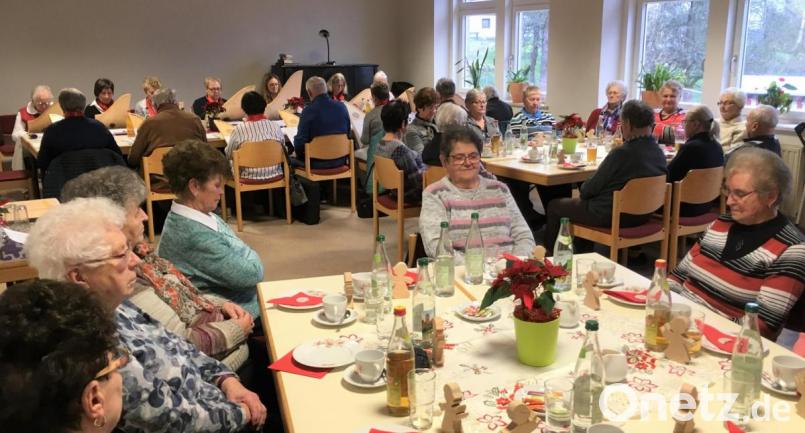 Die Neustädter Vehhharfengruppe spielt bei der Weihnachtsfeier der Flossenbürger Senioren. Bild: cro