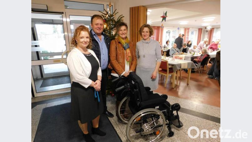 Einrichtungsleiterin Martina Kiendl (rechts) und Pflegedienstleitung Kathrin Schürner (links) freuen sich über das Geschenk eines Rollstuhls von Familie Ach aus Eslarn. Bild: fjo
