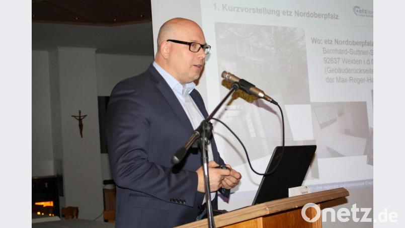 Über Vorteile und Kosten häuslicher Solarenergieanlagen informiert Ingenieur Matthias Rösch in der Schwarzenbacher Bürgerversammlung. Ein &quot;Eignungscheck&quot; für Wohnhäuser koste 30 Euro, für zehn &quot;Checks&quot; übernehme die Gemeinde diesen Betrag. Bild: bjp