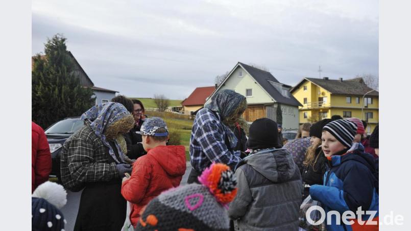 Die &quot;Spechten&quot; waren von den Kindern ständig umlagert, um altes Brot gegen Süßigkeiten einzutauschen Bild: enz