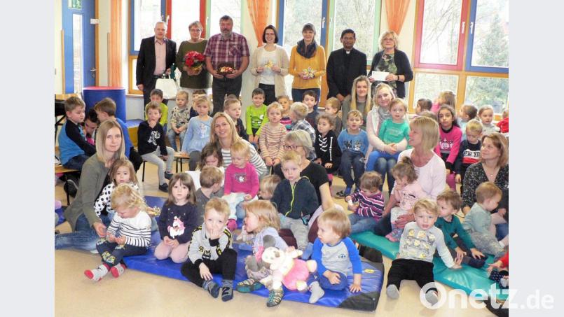 Strahlende Gesichter im Kinderhaus: Förderverein und Bürgermeister haben Spenden im Gepäck. Im Bild (hinten, von links) Bürgermeister Jürgen Kürzinger, Martha und Josef Schreglmann vom Förderverein, Nina Loos, Daniela Dimler, Pfarrer Augustin Lobo und Leiterin Waltraud Kroher. Bild: lep