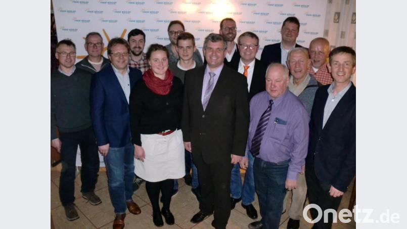 Die Kandidaten der Schnaittenbacher Freien Wähler für die Kommunalwahlen 2020 im Beisein von FW-Kreisvorsitzendem Albert Geitner (rechts) sowie stellvertretendem FW-Landesvorsitzenden und Landratskandidaten Hans-Martin Grötsch (zweite Reihe, dritter von rechts). Spitzen- und Bürgermeisterkandidat ist Manfred Schlosser (vorn Mitte). Bild: sh