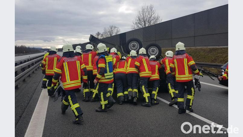 Die Feuerwehr Schirmitz räumt auf. Auf der A93 in Fahrtrichtung Regensburg ereignete sich ein Unfall. Bild: exb