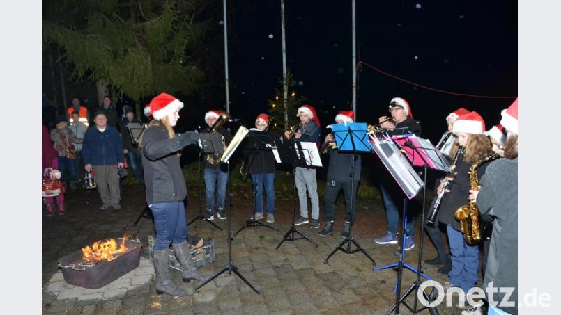 Die Nachwuchsgruppe der Jugendkapelle Roggenstein mit Sophia Haupt stimmten Weihnachtslieder an. Bild: dob