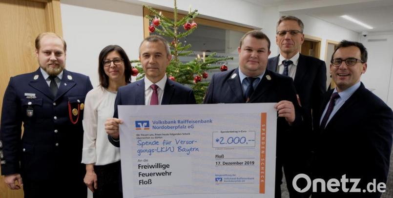 Mit einer überraschenden Spende als "Christkindl" wartete die Volksbank Raiffeisenbank Nordoberpfalz bei der Spendenübergabe von 2 000 Euro auf. Das Geld wird zweckgebunden für die notwendige Anschaffung eines neuen Versorgungsfahrzeuges verwendet. Bild von links: Vorsitzender Felix Witzl, Birgit Käs, Zweigstellenleiter Lothar Kurz, Kommandant Felix Müller, Direktor Bernhard Wolf und Direktor Thomas Ludwig. Bild: le