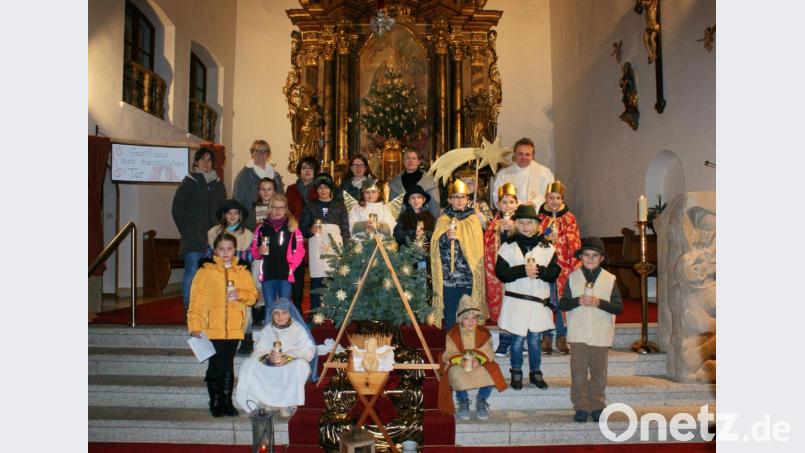 In der von Pfarrer Josef Waleszczuk (hinten, rechts) in der Pfarrkirche Patrona Bavariae Neusorg zelebrierten Andacht führten die neuen Kommunionkinder unter der Regie des Familiengottesdienst-Teams ein Krippenspiel auf. Gesanglich umrahmt wurde die Andacht vom Kinderchor unter der Leitung von Corinna Schraml. Bild: öt