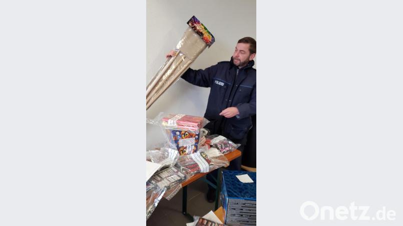 Polizeihauptmeister Alexander Scheck zeigt eine Packung illegaler Raketen. Allein deren Holzstäbe können zur Gefahr werden, wenn sie aus der Luft zu Boden fallen. Bild: jak