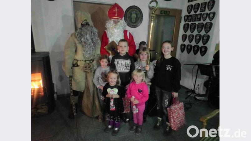 Bei den Schützen schaute auch der Nikolaus in Begleitung von Knecht Ruprecht vorbei und beschenkte die Kinder mit Süßigkeiten. Bild: exb