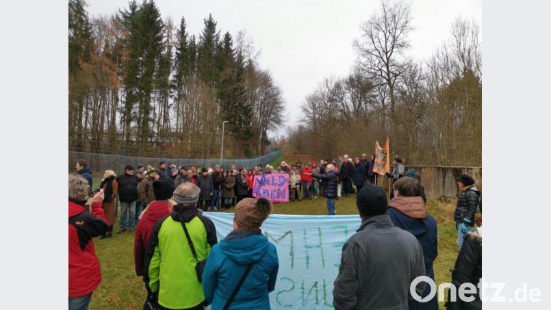Gerade in Zeiten des Klimawandels, ist der Erhalt von Waldflächen unverzichtbar – so argumentieren die Gegner eines möglichen Verkehrsübungsplatzes der Bereitschaftspolizei in der Wagensaß, wie hier bei einem Waldspaziergang mit Bürgerprotest Anfang Dezember. Bild: exb