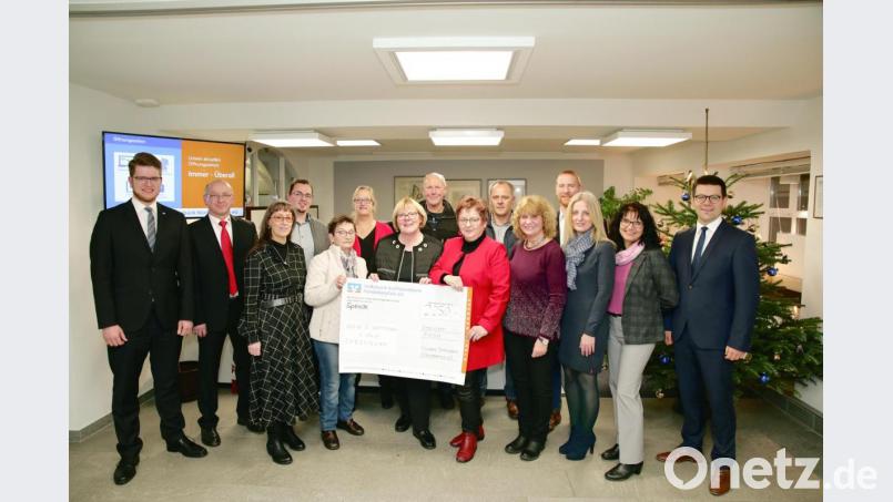 Geschäftsstellenleiter Alexander Goblirsch (links) und Regionalmarktleiter Christian Pöll (rechts) mit den Spendenempfängern. Bild: JOCHEN NEUMANN
ERBENDORF