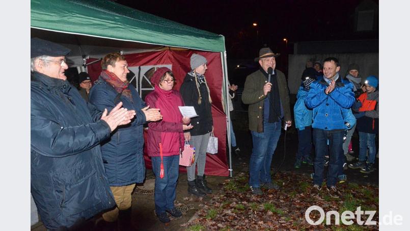 Mit einer kurzen Andacht vor dem Siedlerkreuz feiert die Siedlergemeinschaft Krumme Äcker am Gerätehaus Advent. Bild: Kunz