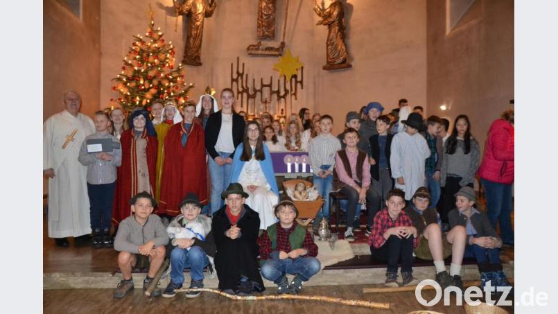 Ein Krippenspiel führten die Ministranten am Heiligen Abend in der Pfarrkirche auf.
Brechend voll war das Gotteshaus und den Kindern wurde das Warten auf das Christkind verkürzt. Bild: gi
