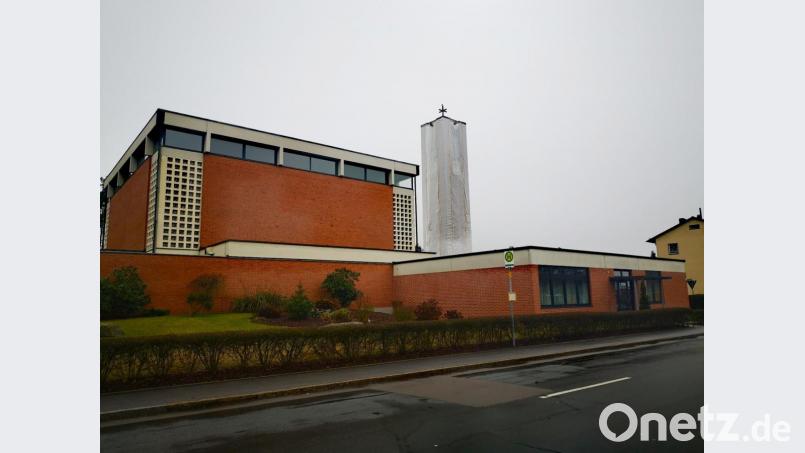 Die Kirche St. Paul und das angeschlossene Pfarrzentrum wurden im November 1964 eingeweiht, also vor 55 Jahren. Jetzt scheint am frei stehenden Glockenturm der Zahn der Zeit zu nagen. Er wurde zwischenzeitlich &quot;verpackt&quot;. Bild: Thomas Dobler