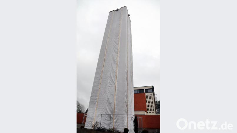 Der frei stehende, 28 Meter hohe Glockenturm der Pfarrkirche St. Paul auf dem Weinberg ist mit dichten Netzen gesichert, damit nicht weitere Abplatzungen von der Turmfassade auf Gehsteig oder Kirchenvorplatz fallen können. Bild: Gerhard Götz
