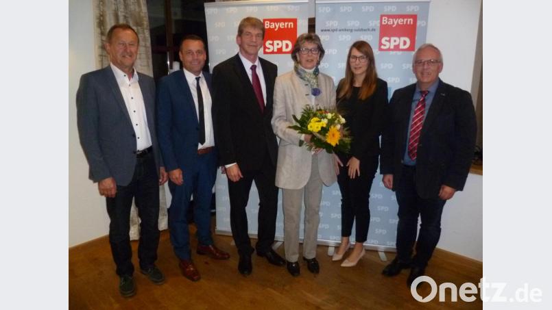 Der SPD-Kreisvorstand mit seinem Landratskandidaten Michael Rischke (Dritter von links mit Ehefrau Sigrid). Bild: usc