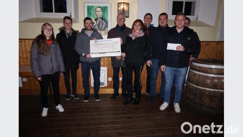 Für den Kinderschutzbund überreichten die Nikolaus- und Krampusdarsteller der Kolpingsfamilie 530€ an Jutta Deiml (fünfte von links). Bild: kaz