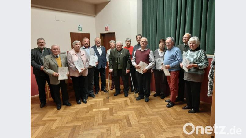 Eine stattliche Anzahl Mitglieder wurden durch Vorsitzenden Ludwig Blank (Fünfter von links) und Bürgermeister Armin Schärtl (links) geehrt. Dabei betonte Schärtl: „Wenn es um den Erhalt und die Bewahrung von Natur und Umwelt geht, ist der Waldverein ein unverzichtbarer Partner.“ Bild: bph