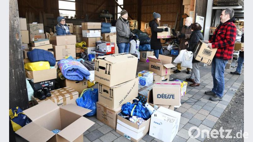 Damit hat selbst Tom Scheimer nicht gerechnet: In nur zwei Stunden, in denen er am Samstag Spenden für die frierenden Kinder in einem überfüllten Flüchtlingscamp auf Samos annahm, kamen Waren, die zehn Transporter füllen, zusammen. Bild: Petra Hartl