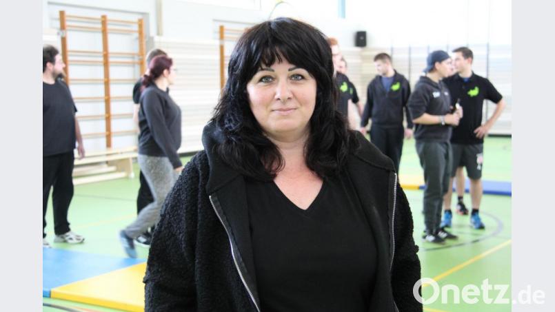 Die Schneiderin Maria Haberzeth kümmert sich seit 25 Jahren um die Änderung von Faschingsuniformen und Kostümen. Bild: prh