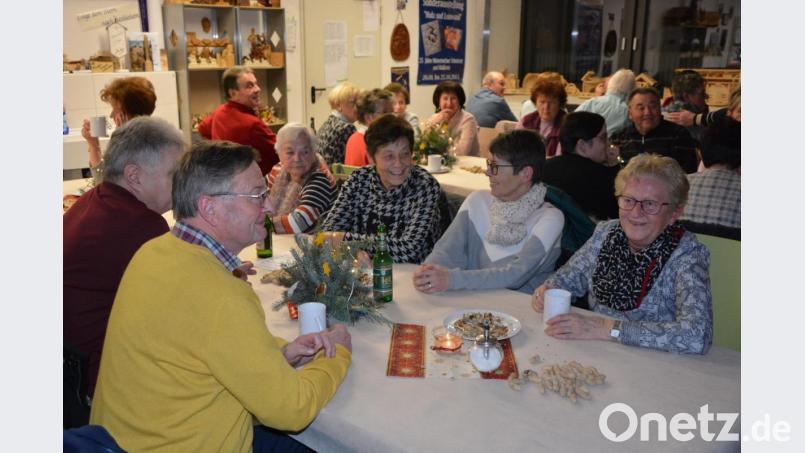 Der Raum der Schnitzer wurde zur Krippennacht von einer Werkstatt in ein gemütliches Café umgewandelt. Bild: jr