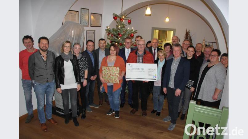 3000 Euro spendete der Förderverein Fischhofpark, unterstützt von Firmen un dr Badn &quot;Soulmate&quot;, an die Kinderkrebshilfe Oberpfalz Nord. Beschenkt wurde auch der kleinen Hugo Walbrunn. Unser Bild Herbert Putzer (mit dem Schekc) von der Kinderkrebshilfe sowie Sabrina Walbrunn (links daneben), die Spielzeug und ein Geldgeschenk für ihren kleinen Hugo erhielt. Bild: kro