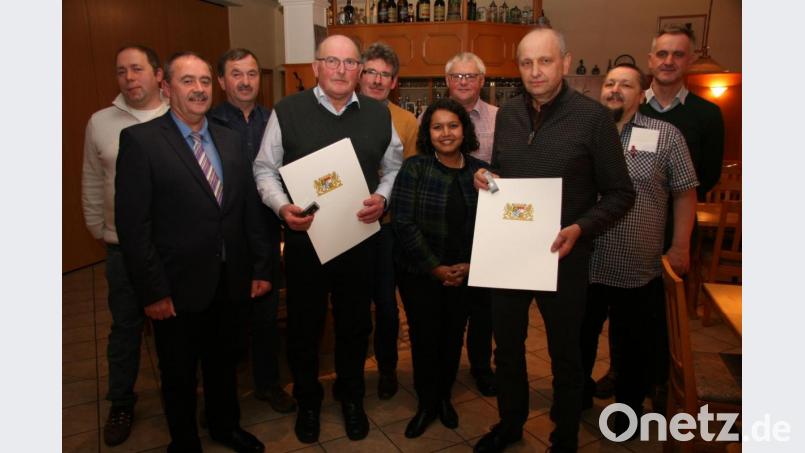 Die Vorstandsmitglieder (hinten, von links) Norbert Siegert, Josef Dotzler, Albert Schreglmann, Anselm Schöpf, Georg Wisneth und Markus Rösch gratulieren zusammen mit Bürgermeister Peter Dotzler (vorn links) und Regierungsrätin Miriam Drlicek (Mitte) Andreas Wendl (vorn, Zweiter von links) und Josef Wendl (vorn rechts) zu ihrer Ehrung Bild: dpe