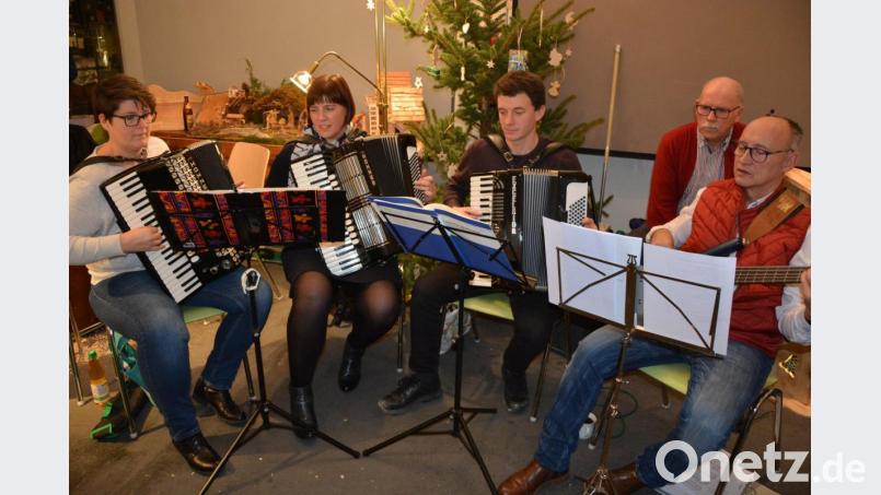 Eigens für die Krippennacht wurden die „Schnitzer-Stubenmusikanten“ aus der Taufe gehoben, die unter der Leitung von Peter F. Dotzauer (Zweiter von rechts) aufspielte Bild: jr